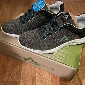 Womens Athletic Shoes Size 9